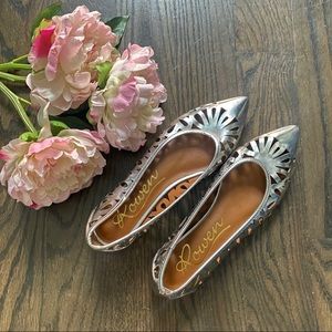Rowen Sz 7 silver metallic pointed toe flat